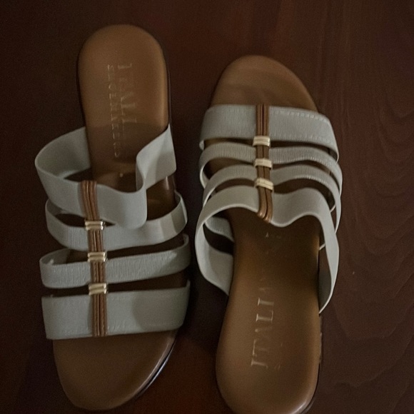 Italian sandals with elastic stripe. - Picture 1 of 3